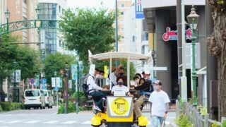 乗客が一緒にペダルをこいで進む大型の自転車「ビアバイク」に乗り、ビールの醸造所を巡るツアー＝１０月３１日、横浜市（ツアー主催者提供）