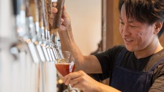 静岡市内に「クラフトビアステーション」「cove」の2店を手がける小島直哉さんは愛知県出身。大学時代からビール好きで、自動車部品メーカーに勤めていた時のカナダ・トロント研修期間にクラフトビールに目覚める。その後、半年間バンクーバーの醸造所で働き、2016年に「クラフトビアステーション」を開業。現在は「West Coast Brewing」で醸造家として研鑽を積みながら、自身の醸造所の創設を目指している。