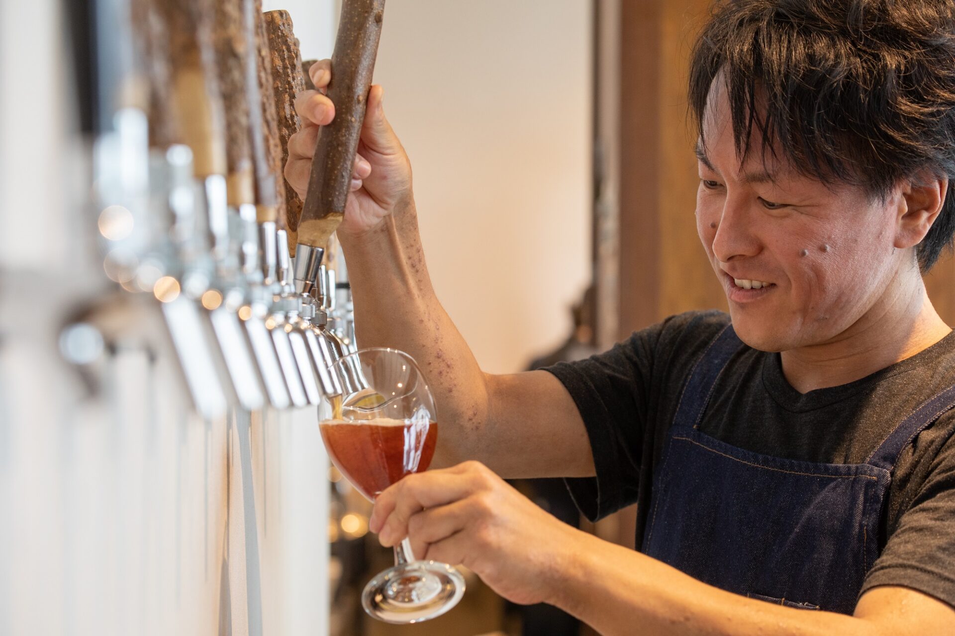 静岡市内に「クラフトビアステーション」「cove」の2店を手がける小島直哉さんは愛知県出身。大学時代からビール好きで、自動車部品メーカーに勤めていた時のカナダ・トロント研修期間にクラフトビールに目覚める。その後、半年間バンクーバーの醸造所で働き、2016年に「クラフトビアステーション」を開業。現在は「West Coast Brewing」で醸造家として研鑽を積みながら、自身の醸造所の創設を目指している。