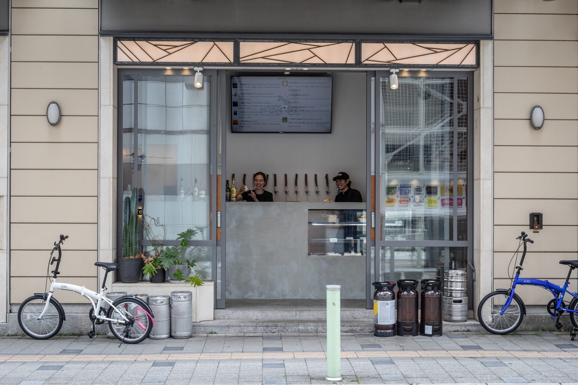 「静岡のビールと食材を知る入口になるように」と、入り江を意味する「cove」という名が付けられた。ドアが広く開放され、若い女性もひとりでふらっと入れる雰囲気。地元で造ったビールを地元の人が当たり前に飲む文化を作るのも目的のひとつだ。