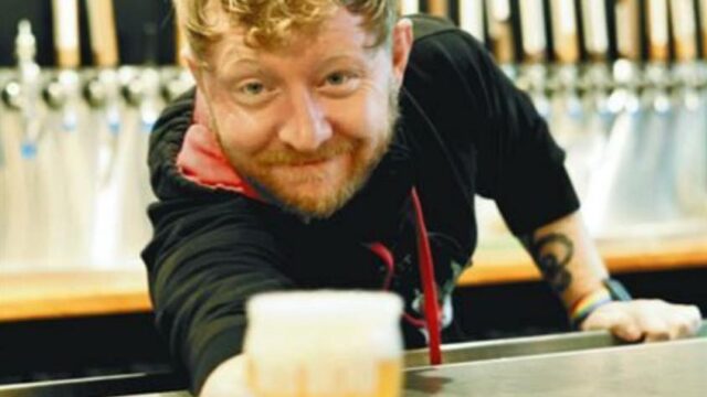 自家醸造のクラフトビールを提供するブライアンさん＝いずれも米ワシントンで