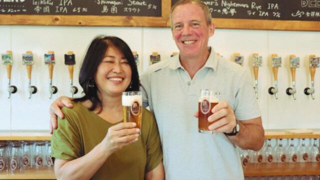 夫婦でビール造りに励むブライアン・ベアードさん(右)とさゆりさん=静岡県伊豆市で