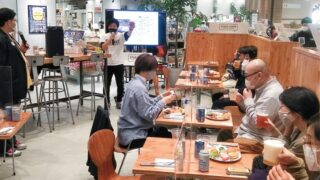 ビールとカフェの料理を楽しみながら話を聞く参加者たち