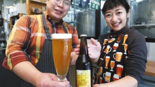 併設する醸造所で作ったビールを提供する後藤健朗さん（左）と妻の由紀子さん＝世田谷区で