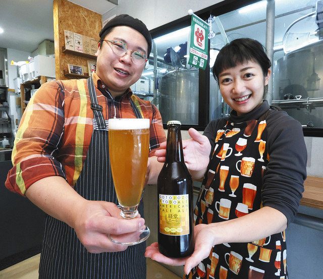 併設する醸造所で作ったビールを提供する後藤健朗さん（左）と妻の由紀子さん＝世田谷区で