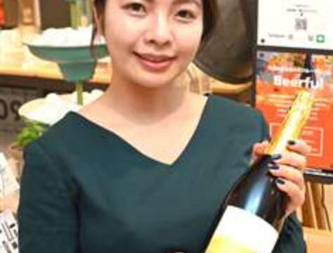 「ＢＥＥＲｆｕｌ」の商品を手にする渡部さん=大丸東京店