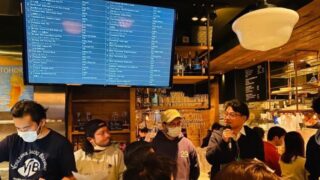 福島県田村市のグリーンパーク都路でクラフトビール醸造所「ホップガーデンブルワリー」（福島県田村市都路町岩井沢北向）を運営する「ホップジャパン」のクラフトビールには乾燥した「追いホップ」が乗っている。