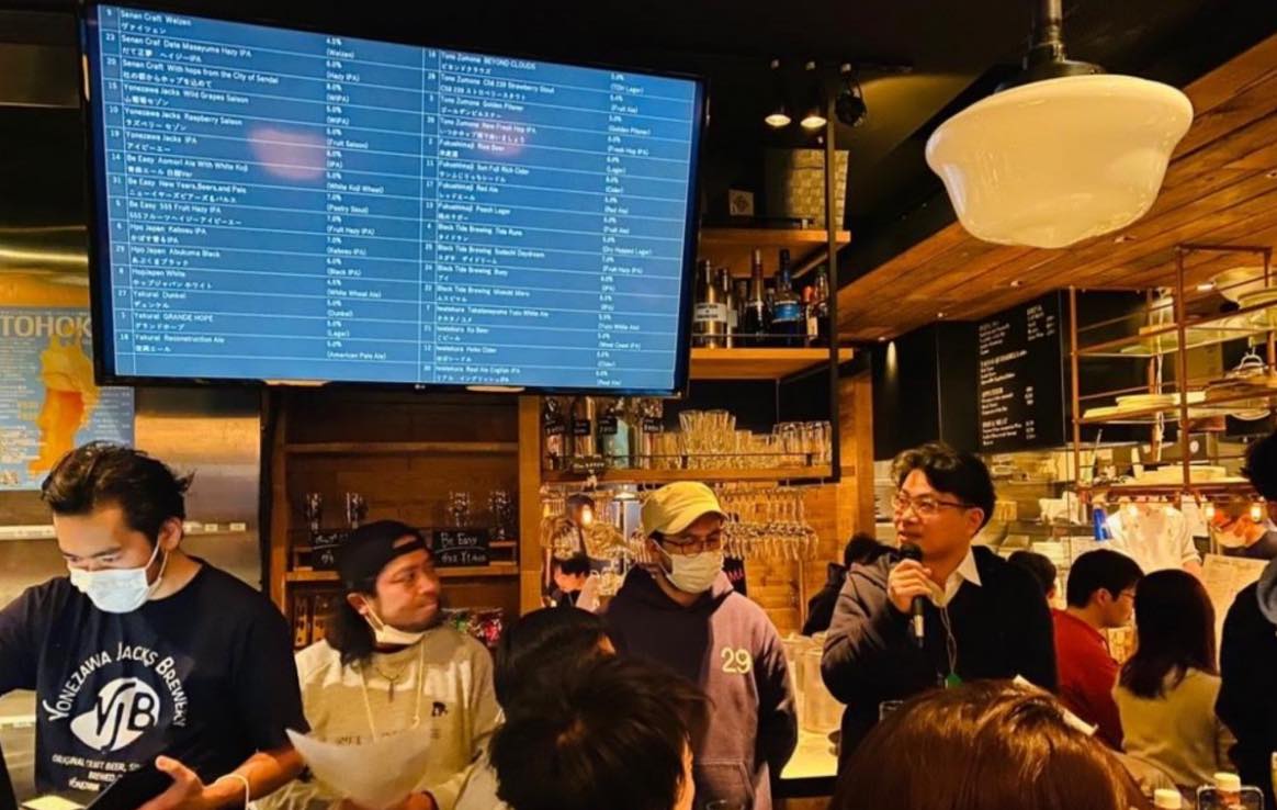 福島県田村市のグリーンパーク都路でクラフトビール醸造所「ホップガーデンブルワリー」（福島県田村市都路町岩井沢北向）を運営する「ホップジャパン」のクラフトビールには乾燥した「追いホップ」が乗っている。
