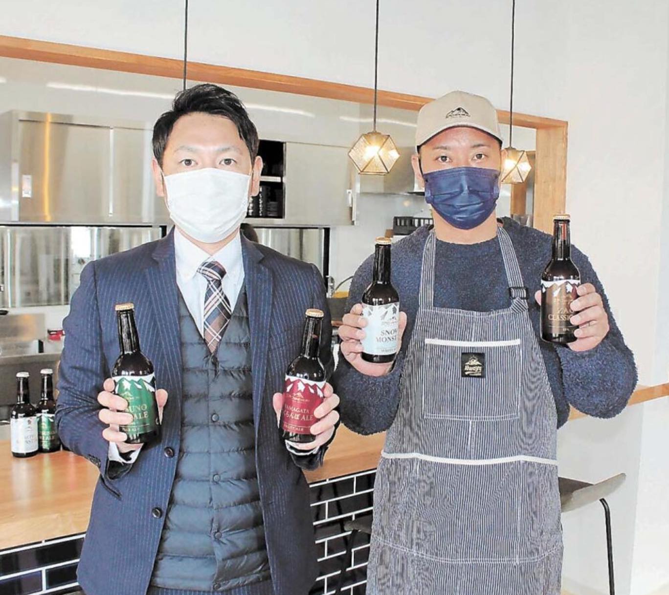 併設したビアレストランで醸造、販売するクラフトビールを手にする海谷社長（左）と坂本さん