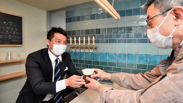 注ぎたてのクラフトビールを提供する平塚悟代表（左）＝岐阜市伊奈波通、タップルームＹＯＲＯＣＡ