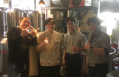 ブルワリーの工場で左から吉田社長、木脇さん、岸田さん、楠部准教授