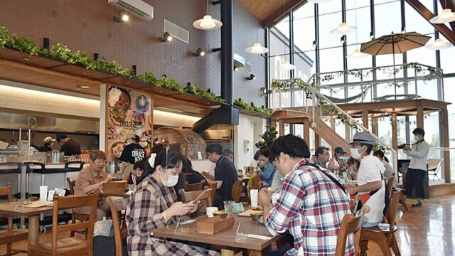 ブルワリー&レストランの店内。地ビールや石窯ピザなどの料理が味わえる。写真奥の2階建て客席には子ども用の遊び場やハンモックがある