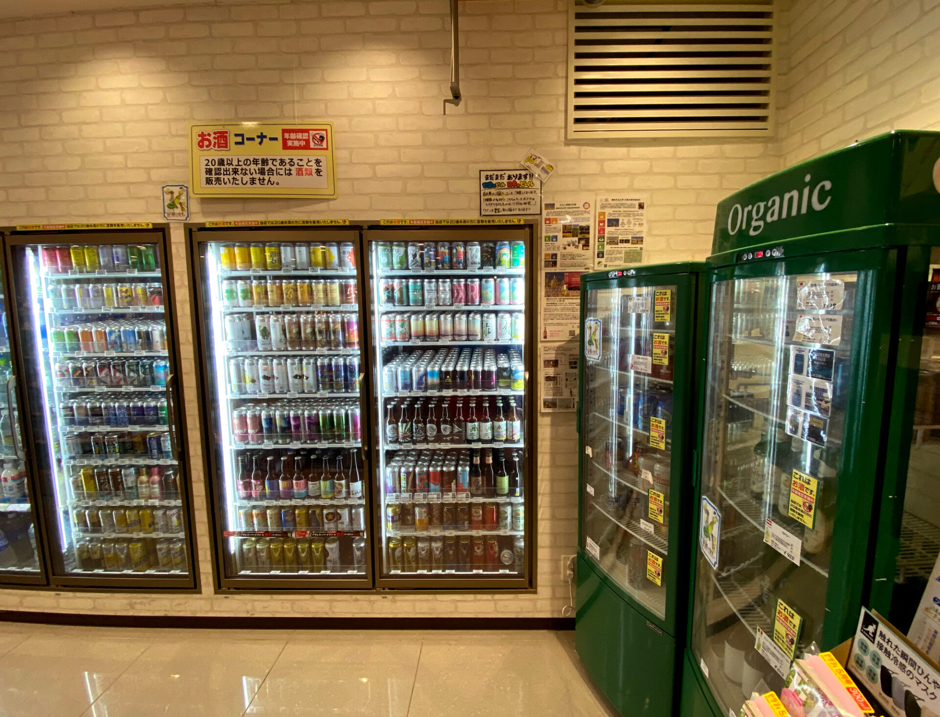 セブン-イレブン 横浜ハンマーヘッド店の店内。入って右手の冷蔵庫