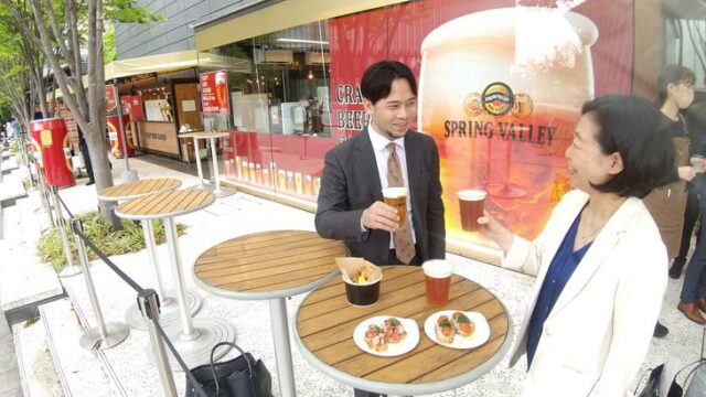 クラフトビールの主力「スプリングバレー豊潤<496>」で外装をデザインしたビアガーデン=27日、大阪市北区(田村慶子撮影)