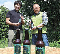 クラフトビール「ムギクサエール」の完成を喜ぶ島立オーナー（右）と齋藤社長