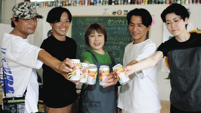 「みんなでビール」の発売を喜ぶ日名田真由美店長（中央）と常連客など＝氷見市柳田で