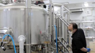 クラフトビールを製造する希望の丘醸造所のスタッフ