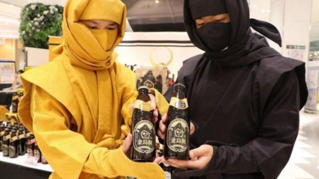 地ビール・独歩の金烏城ラベル。ピルスナー（左）とシュバルツの２種類がある