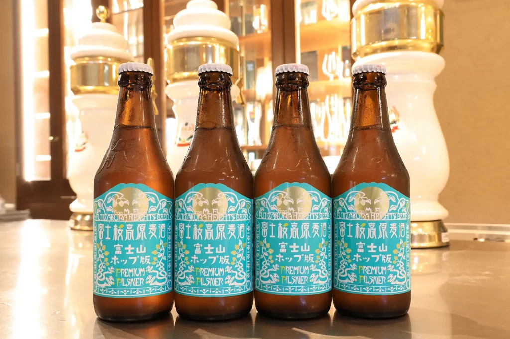 富士桜高原麦酒が「プレミアムピルスナー 富士山ホップ版」を発売！摘みたて生ホップの香る限定ビール