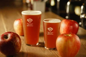 【冬季限定】焼き林檎の香ばしさをより深く。RACINES MICRO BREWERY「焼き林檎アンバーエール」2シーズン目、12月25日より販売