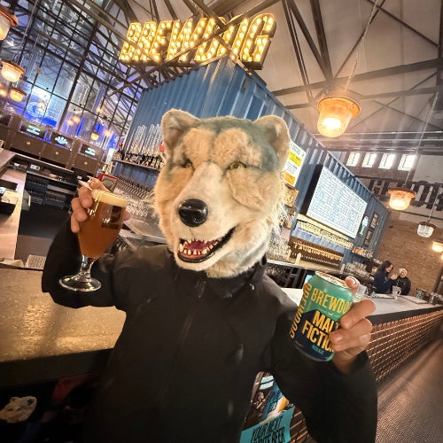 BREWDOGのドイツ・ベルリン工場のタップルーム"DogTap Berlin"にてMALTFICTIONを楽しむジャン・ケン・ジョニー氏